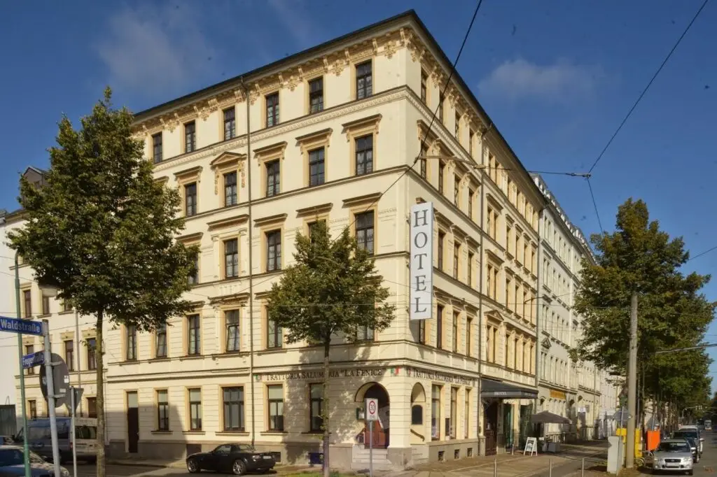 Standort eines namhaften Hotels in Leipzig, wo das professionelle Reinigungsteam von S.K. Reinigungsservice Leipzig e.K. qualitativ hochwertige Reinigungsdienste erbracht hat.