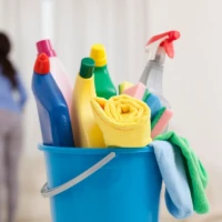 Nahaufnahme eines blauen Eimers gefüllt mit Reinigungsmitteln und Tüchern, bereit für den professionellen Einsatz durch S.K. Reinigungsservice Leipzig e.K.