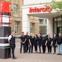 Das Team von S.K. Reinigungsservice Leipzig e.K. steht bereit vor dem Intercity Hotel, um erstklassigen Service zu bieten.